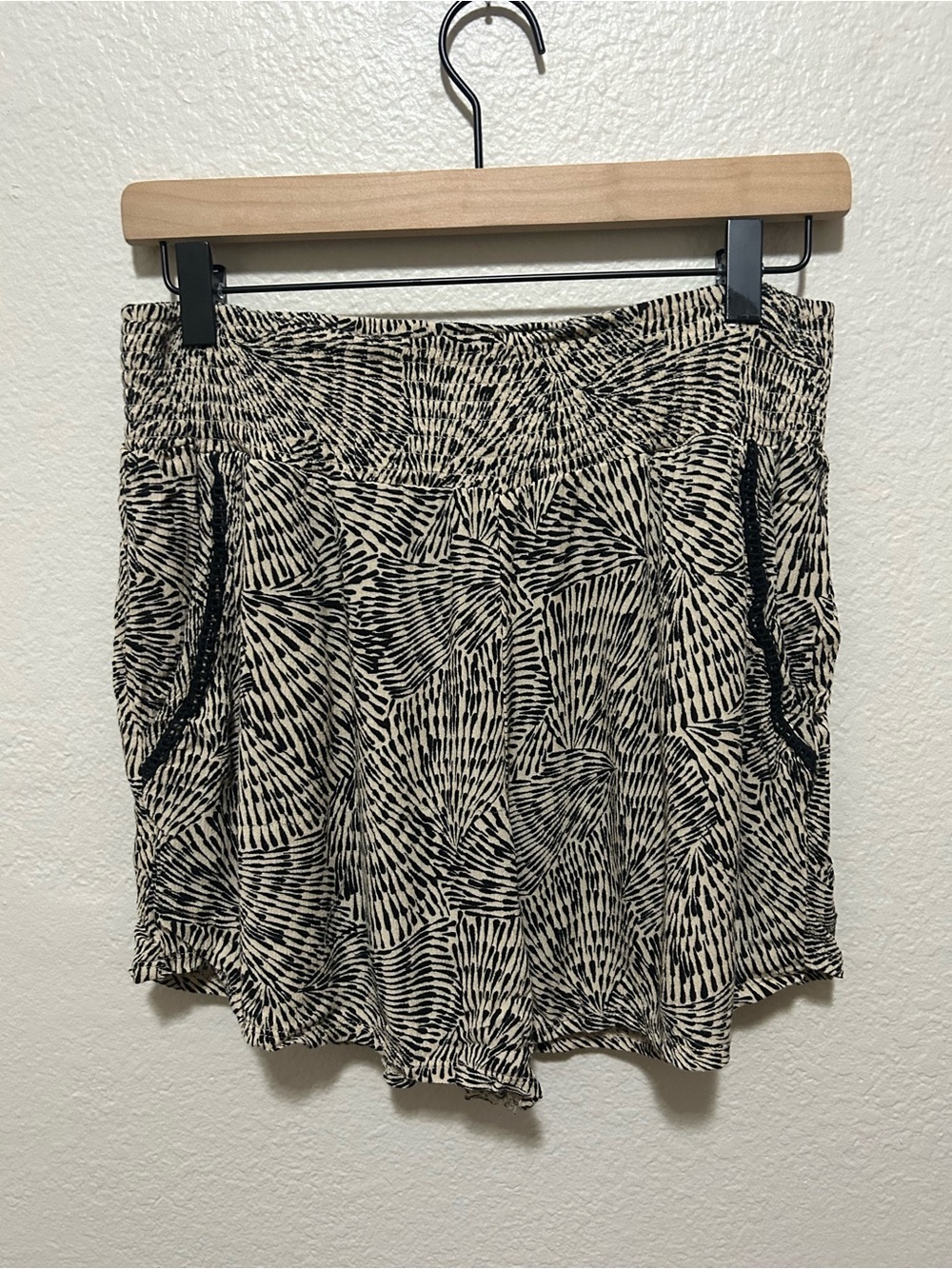 Three Dots Flowy Patterned Lounge Shorts | Pockets | Size Medium